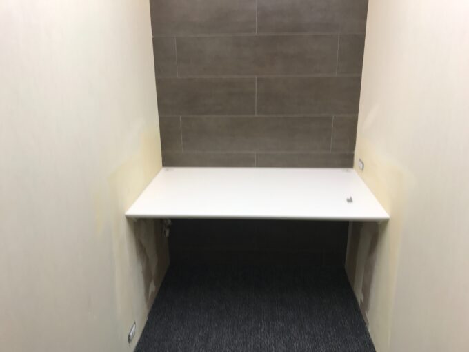 造作デスク　アイカ　ポストフォーム加工